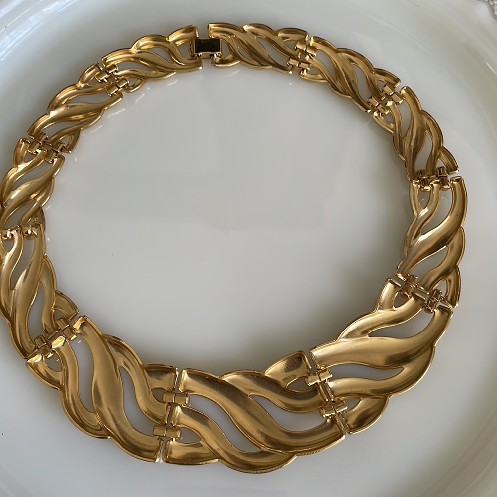 Gold Tone Collar Necklace. In Like New Condition. - Picture 2 of 5